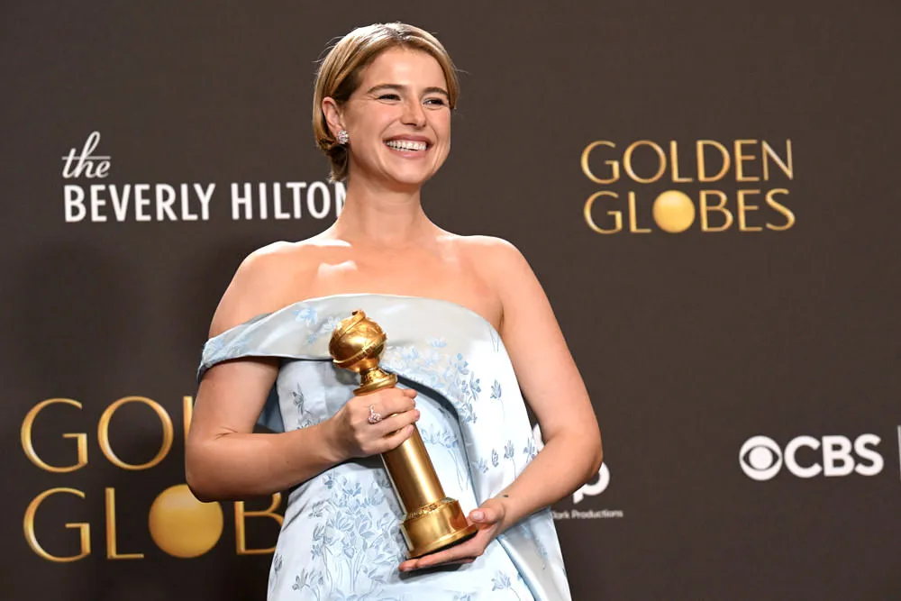 Jessie Buckley Golden Globes 